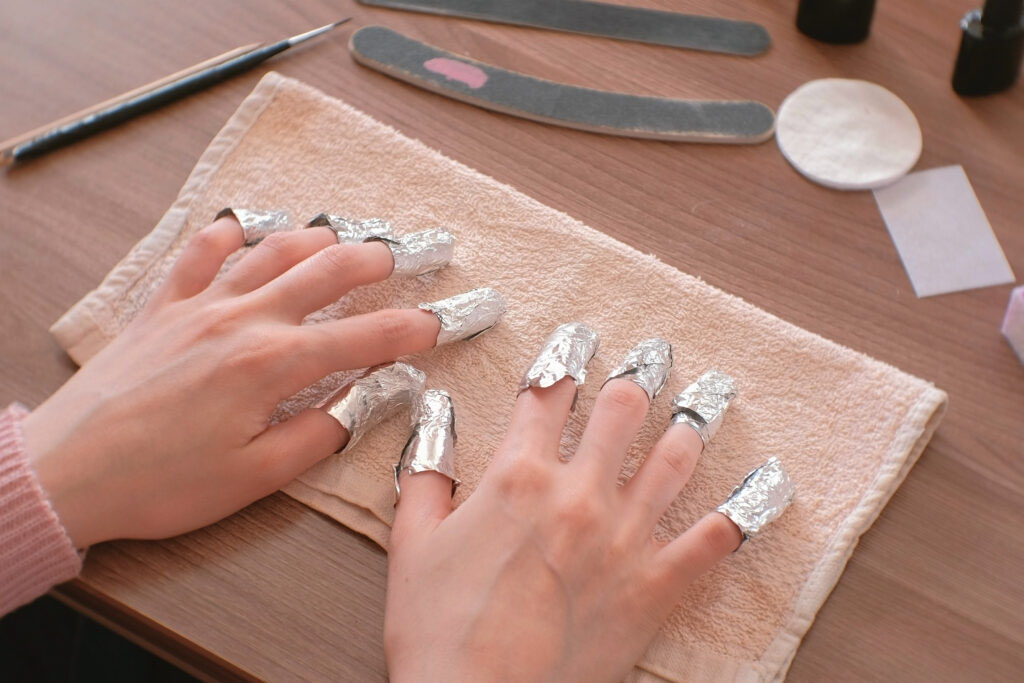 take away Acrylic Nails the usage of Acetone And Aluminum Foil