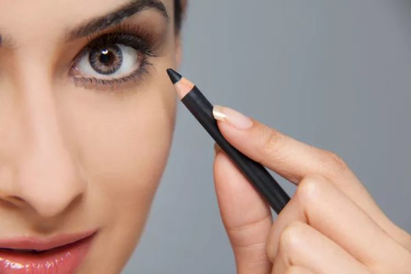 How To Apply Eyeliner Properly
